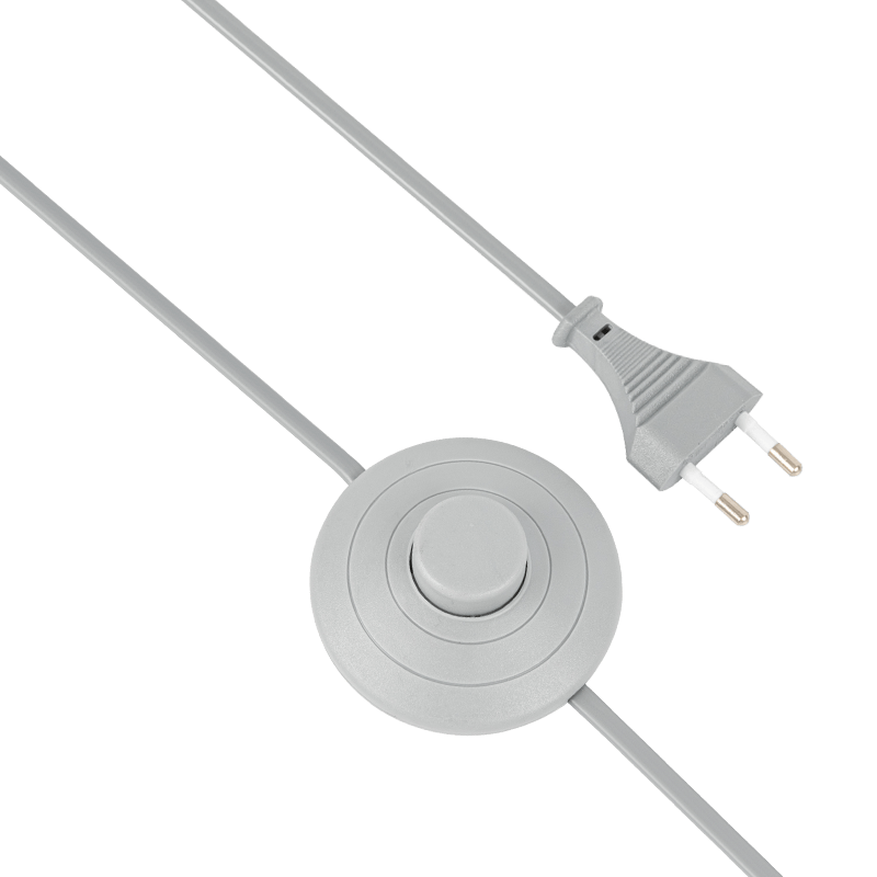 O cabo do interruptor do pedal pode ser equipado com plugues de dois pinos de vários países
